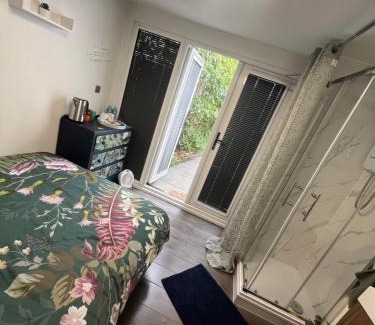 Henley Bed & Breakfast | Small quirky studio
