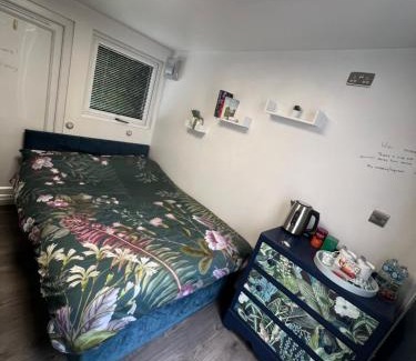 Henley Bed & Breakfast | Small quirky studio