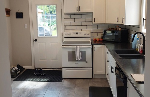 Midland House | Small retreat home located in Midland. 5 minute walk to Downtown, Restaurants.