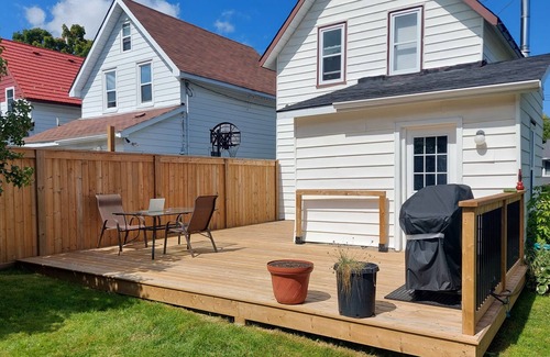 Midland House | Small retreat home located in Midland. 5 minute walk to Downtown, Restaurants.