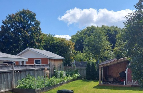 Midland House | Small retreat home located in Midland. 5 minute walk to Downtown, Restaurants.