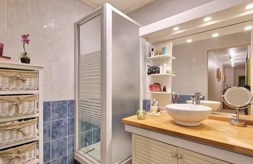 Front de Lac Bed & Breakfast | Small room for women