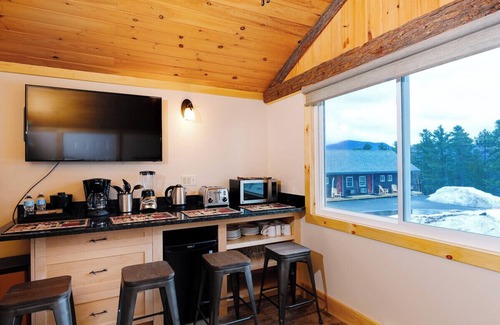 Lake Placid Cabin | Small Standalone Cabin w/2 queen beds + kitchenette