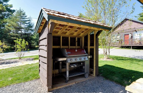 Lake Placid Cabin | Small Standalone Cabin w/2 queen beds + kitchenette