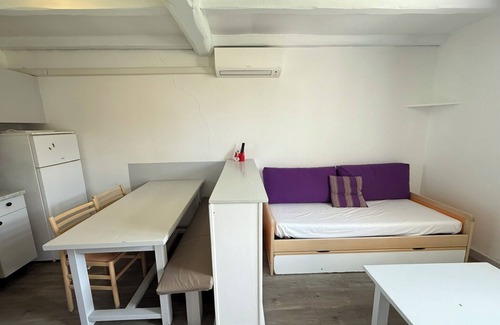 La Roque-sur-Pernes Condo | Small T2 cottage in provencal style