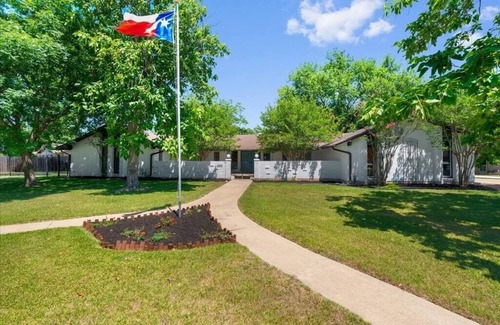 Taylor House | Small Town, Big House in Taylor TX