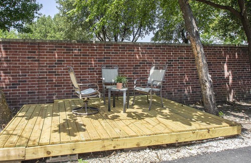 Rowlett Cottage | Small town/ Downtown Private 2 Bedrooms Garden Suite @ DART train