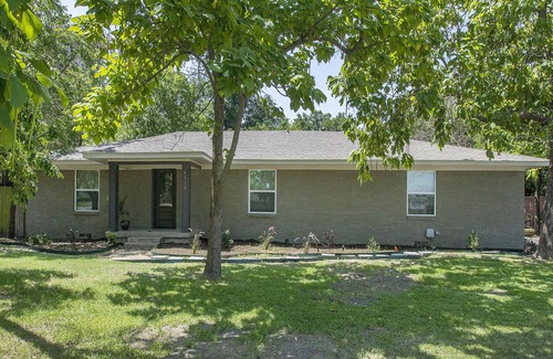 Rowlett Cottage | Small town/ Downtown Private 2 Bedrooms Garden Suite @ DART train