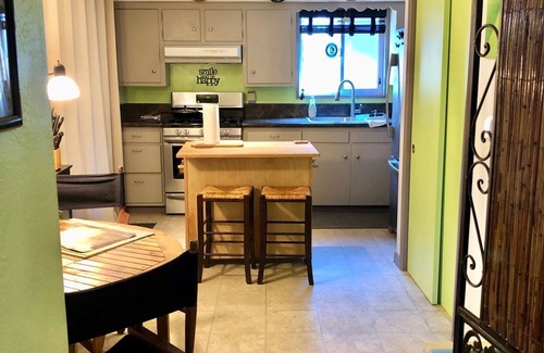 Talent House | Small Town Feel. Sweet cozy home and lovely backyard Min 29 day stay.