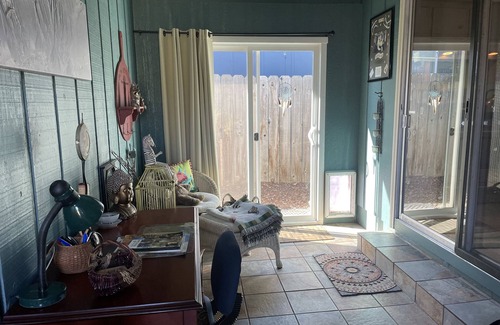 Talent House | Small Town Feel. Sweet cozy home and lovely backyard Min 29 day stay.