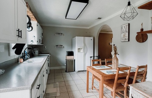 Spring Hill House | Small town stay surrounded by bigger cities.