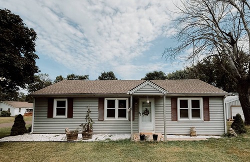 Spring Hill House | Small town stay surrounded by bigger cities.