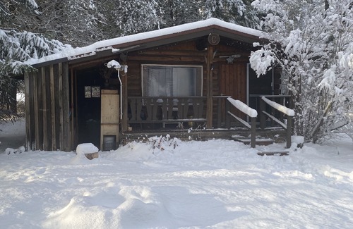 Bonners Ferry Cabin | Small Vintage cabin, river/lakes/mountains! Hi-speed WiFi, Smart TV, pet fee