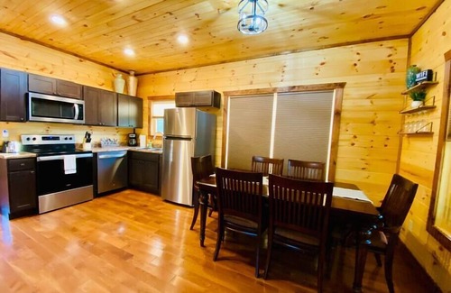 Rogers Cabin | Smallwood Cabin-RRG-LUX-hot tub | wifi