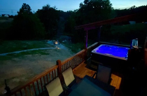 Rogers Cabin | Smallwood Cabin-RRG-LUX-hot tub | wifi
