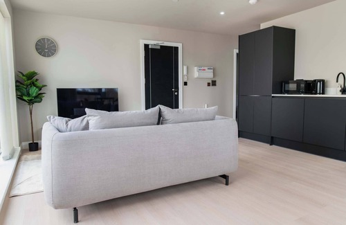 Bloxwich Apartment | Smart 1 Bed Apartment in Birmingham w Roof Terrace