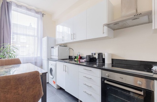 Stroud Green Apartment | Smart 1BD Flat, 6 Mins from Finsbury Park