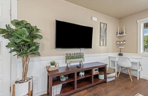 Caldwell House | Smart Comfort 2 bed 2 bath near College of Idaho