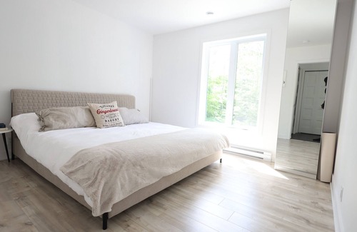 Chertsey Cottage | Smart Cottage with Hot Tub and Basketball Court (haute gamme furniture)