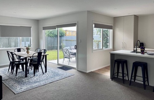 Napier House | Smart New Home, 5m Walk to Shops