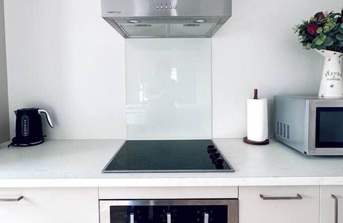 Napier House | Smart New Home, 5m Walk to Shops