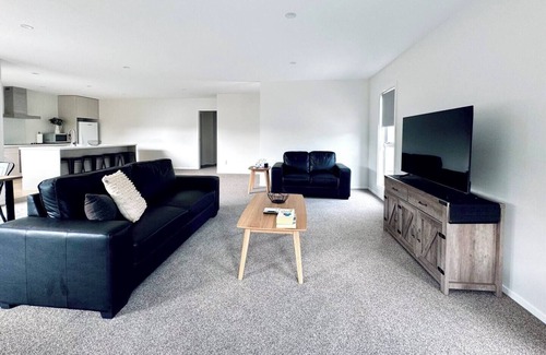 Napier House | Smart New Home, 5m Walk to Shops
