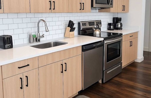 Near South Side Apartment | Smart Simple and Spacious 4BR Apt State 203