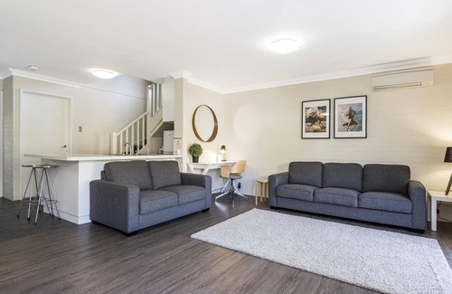 Subiaco Apartment | Smart three bedroom apartment with swimming pool & spa.