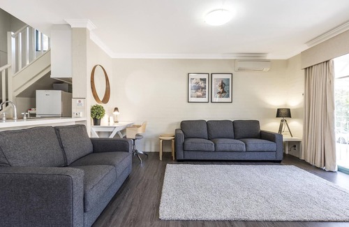 Subiaco Apartment | Smart three bedroom apartment with swimming pool & spa.