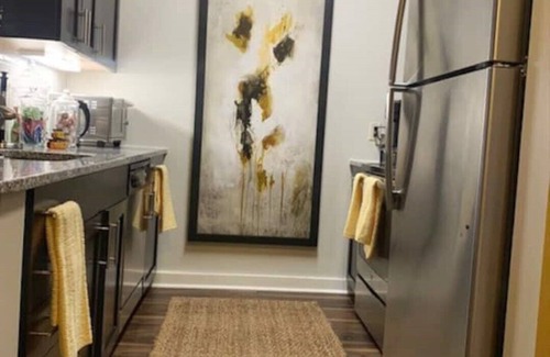 Malden Apartment | ♥Smart TV♥Pool♥Full Kitchen♥20min→Airport♥King