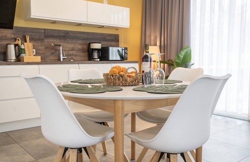 Bad Zwischenahn Apartment | SmartFewo: Naturwunder | terrace | sauna | park