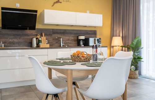 Bad Zwischenahn Apartment | SmartFewo: Naturwunder | terrace | sauna | park
