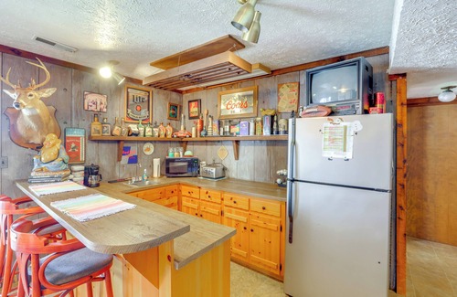 Huddleston Apartment | Smith Mountain Lake Retreat w/Private Beach!