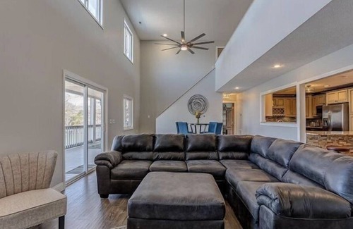 Huddleston House | Smith Mountain Lake luxury, Dog-friendly, WIFI, pooltable, hot tub, kayaks, dock