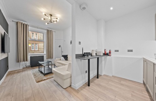 Gorgie Apartment | Smithfield 1 Bedroom Apartment with Sofa Bed - Edinburgh