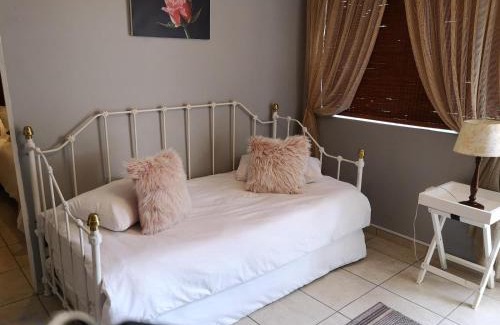 Parow North Apartment | Smithland Centrally Located Accommodation