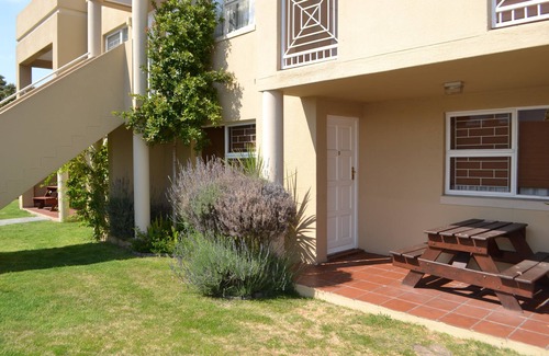 Parow North Apartment | Smithland Guest Apartments
