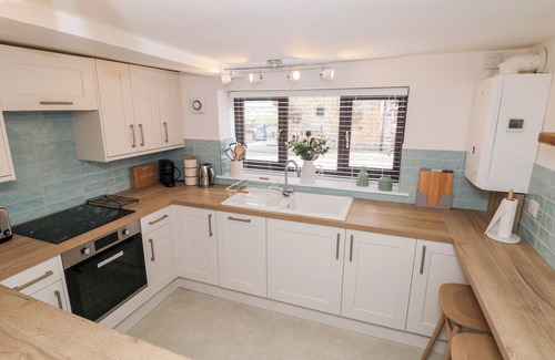 Barlow House | SMITHY COTTAGE, pet friendly, with a garden in Chesterfield