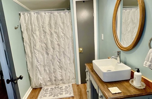 Cordova Cottage | SMOKE FREE Cottage on Chatham quiet, peaceful, business travelers welcome