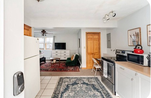 Beverly Apartment | Smoke FREE Studio- walk to beaches, downtown! 5 min drive to Historic Salem!