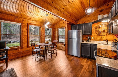 Townsend Cabin | Smoke Rise is a Modern Upscale Cabin with a GARAGE, minutes from National Park!