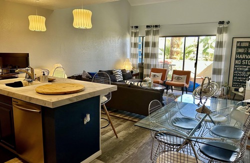 Twin Palms Condo | Smoke Tree Racquet Club Condo 7 min Drive to Downtown Palm Springs!