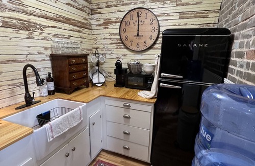 Wayside Apartment | Smokehouse Studio-Queen Studio at The Belmont 1857