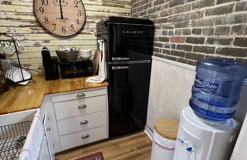 Wayside Apartment | Smokehouse Studio-Queen Studio at The Belmont 1857