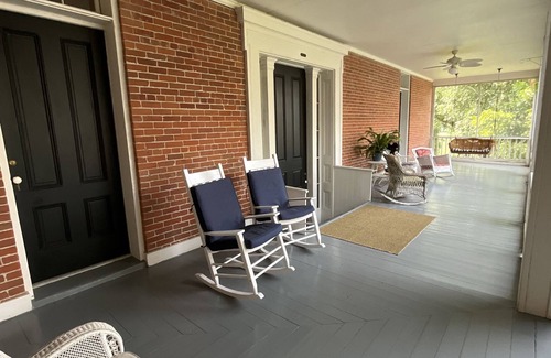 Wayside Apartment | Smokehouse Studio-Queen Studio at The Belmont 1857