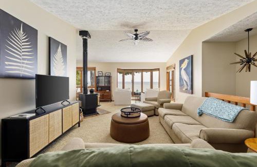 Traverse City House | Smokey Hollow's Secret Hot Tub Beach AC
