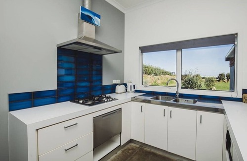 Warea House | Smokey's Surf Pad - 2BR contemporary beach bach