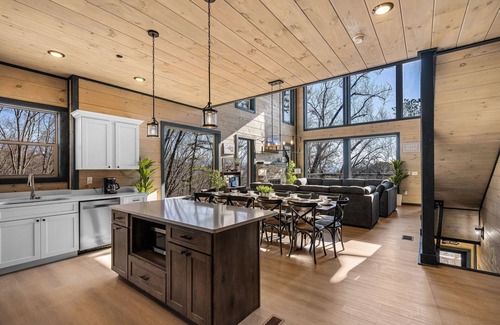 Sevierville Cabin | Smokies/modern'25 cabin/King bed/Indoor POOL/Hot tub/Theatre/Pet/Parking/privacy