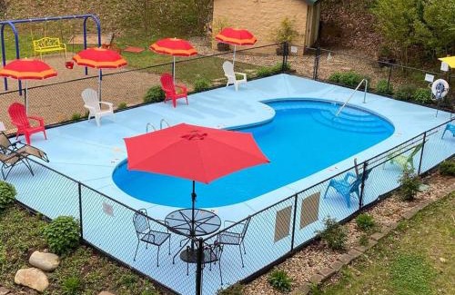 Gatlinburg House | SmokiesBoutiqueCabins would love to host you! 4 miles to Gatlinburg Strip! Resort Pool open May 1 through Oct 1! Views, Shuffleboard, Hot Tub, Arcade!