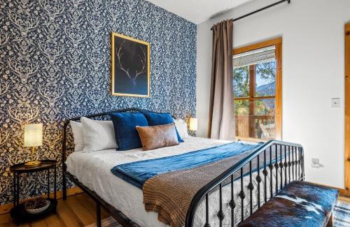 Gatlinburg House | SmokiesBoutiqueCabins would love to host you! 4 miles to Gatlinburg Strip! Resort Pool open May 1 through Oct 1! Views, Shuffleboard, Hot Tub, Arcade!